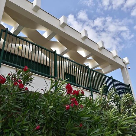 נין Queen Beach Apartments מראה חיצוני תמונה