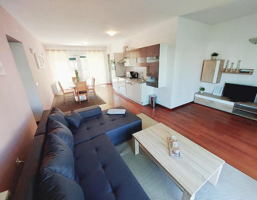 נין Queen Beach Apartments מראה חיצוני תמונה