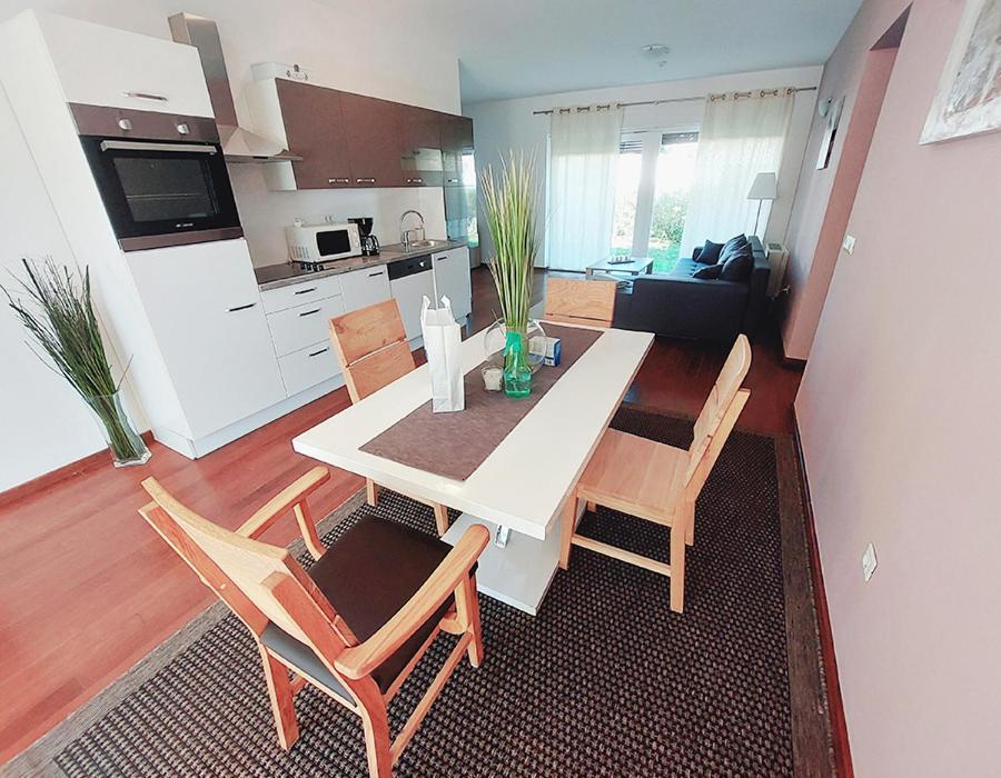 נין Queen Beach Apartments מראה חיצוני תמונה
