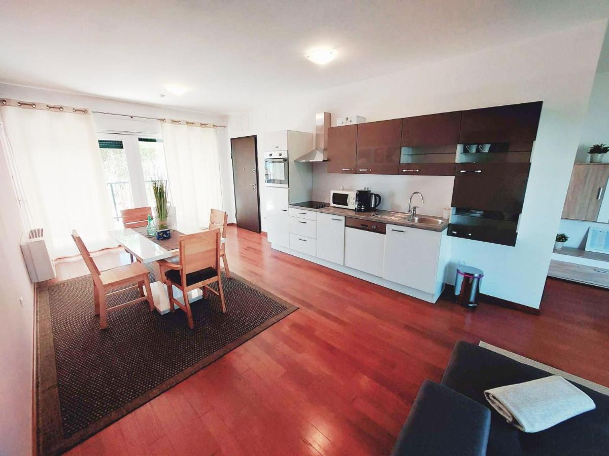 נין Queen Beach Apartments מראה חיצוני תמונה