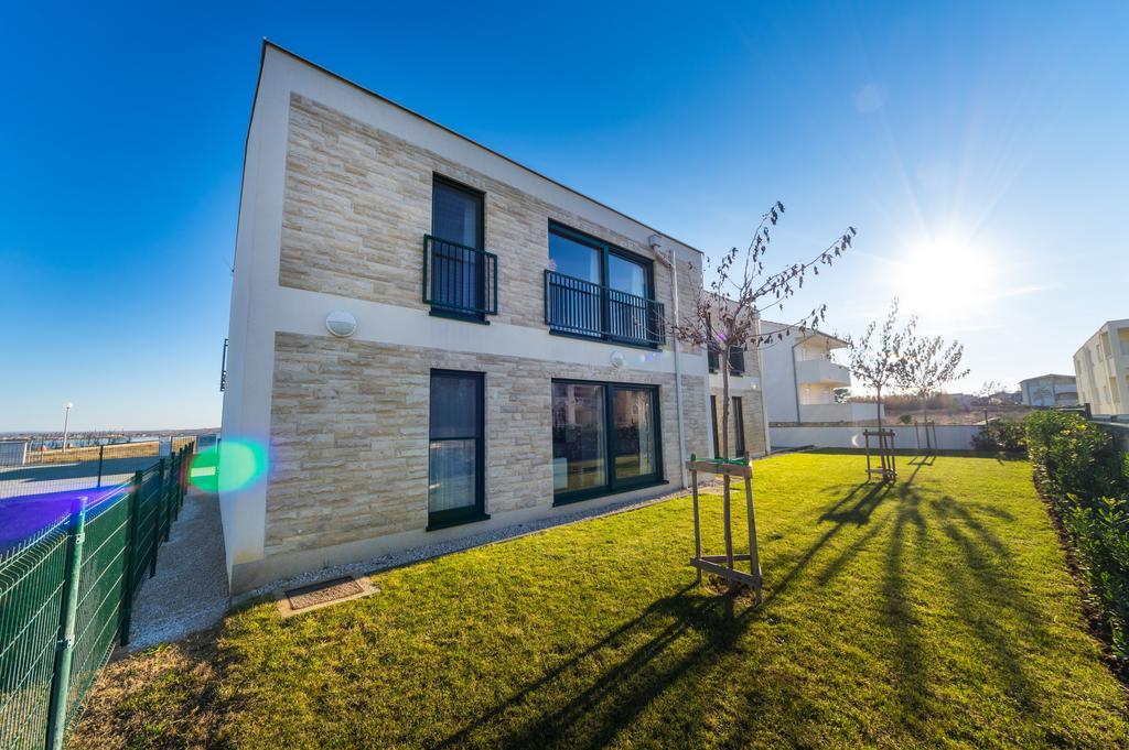נין Queen Beach Apartments מראה חיצוני תמונה