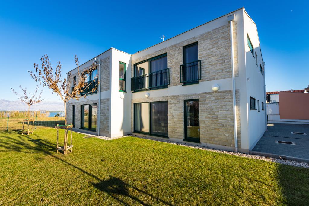 נין Queen Beach Apartments מראה חיצוני תמונה