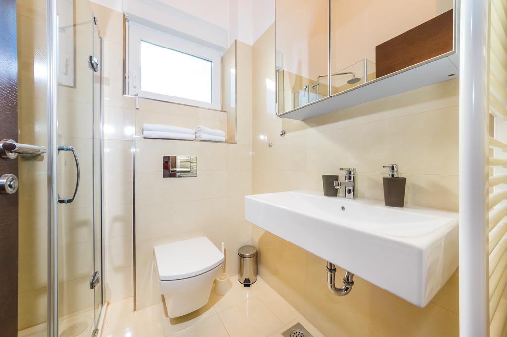 נין Queen Beach Apartments מראה חיצוני תמונה