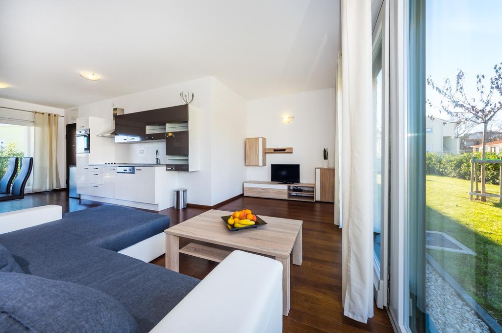 נין Queen Beach Apartments מראה חיצוני תמונה