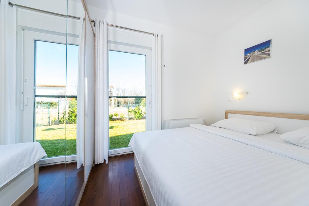 נין Queen Beach Apartments מראה חיצוני תמונה